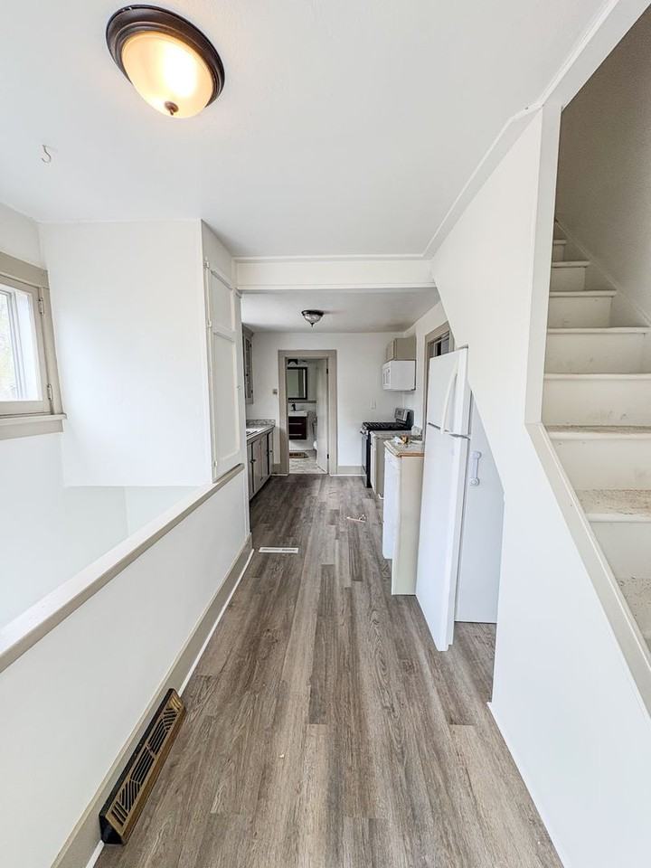 205 1/2 Terry Ave - Photo 4 of 20