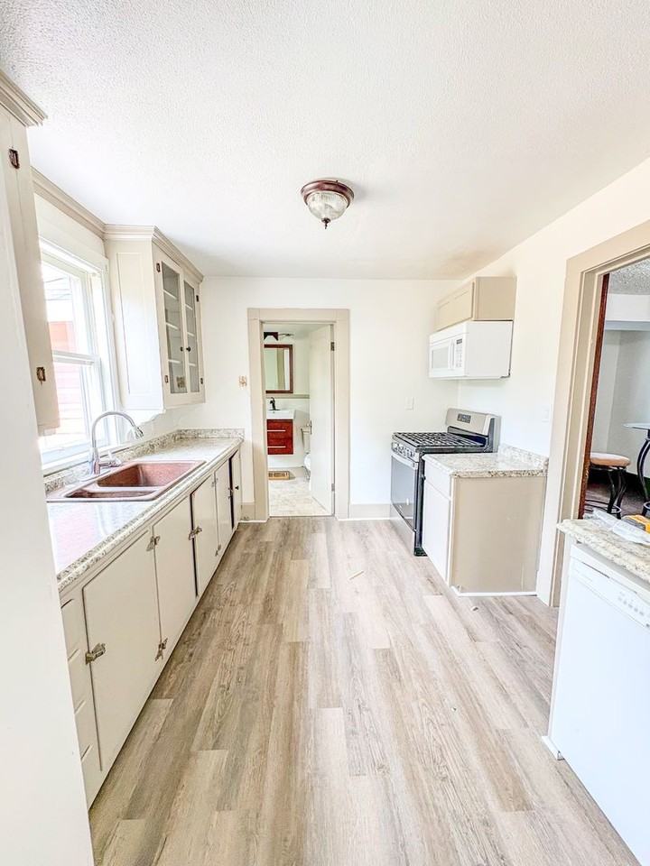 205 1/2 Terry Ave - Photo 6 of 20