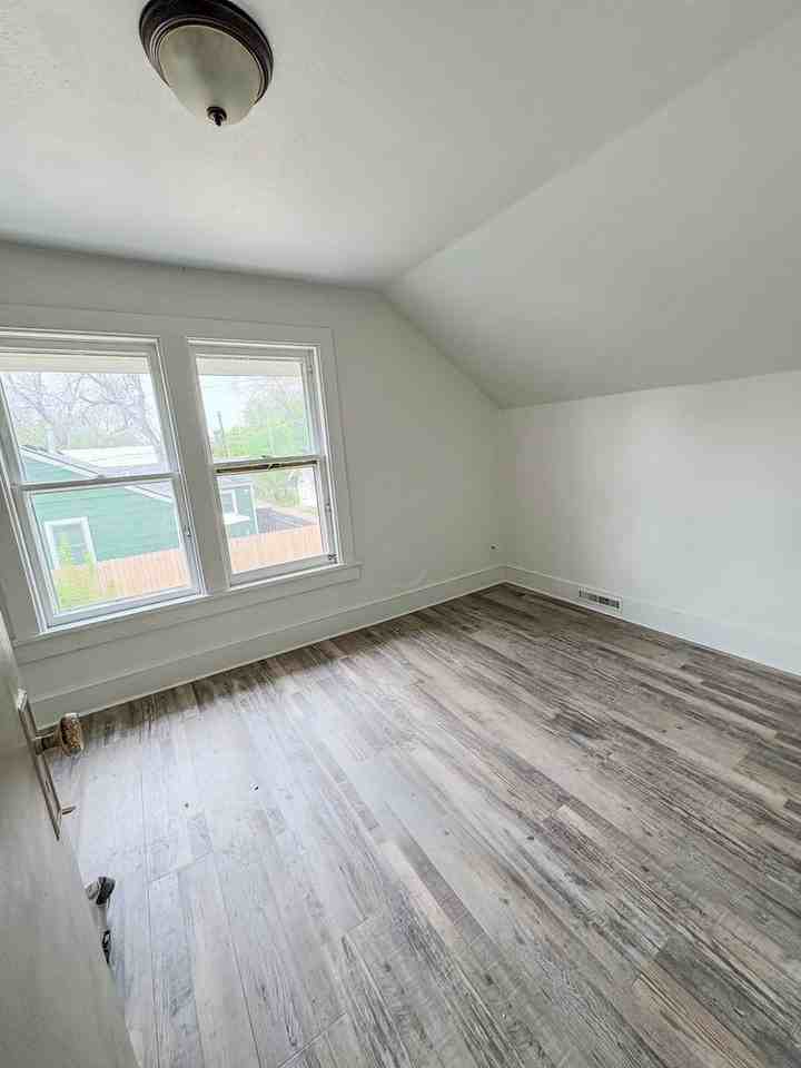 205 1/2 Terry Ave - Photo 7 of 20
