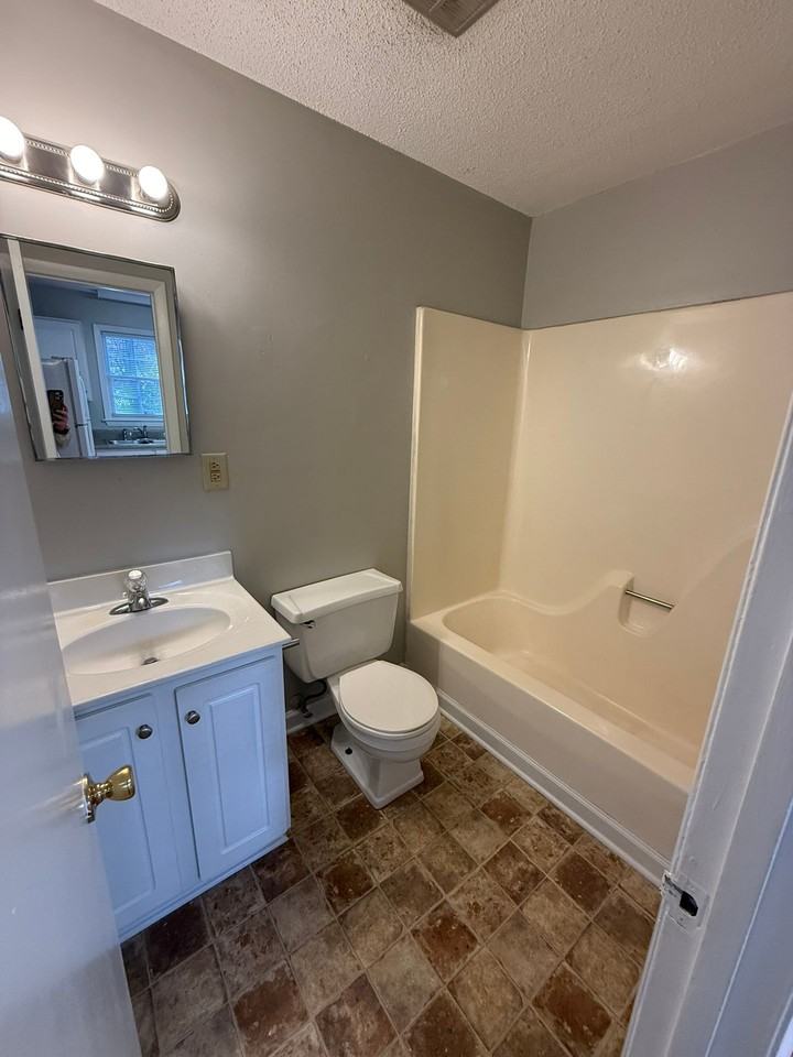Adorable 1 Bed 1 Bath Apartment with hardwood floors! Washer/Dryer included! - Photo 5 of 49