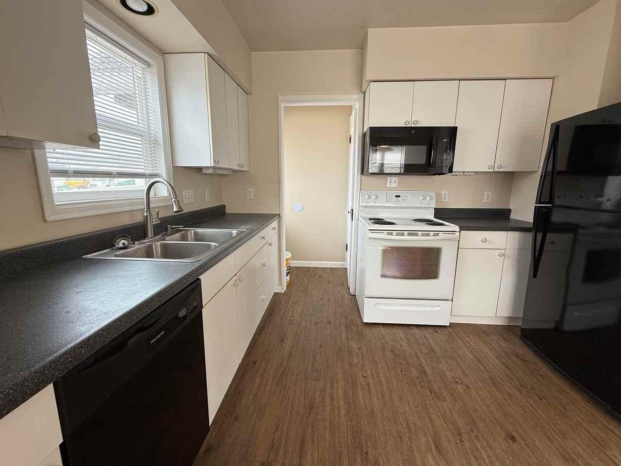 461 Rock Island Rd - Photo 4 of 11