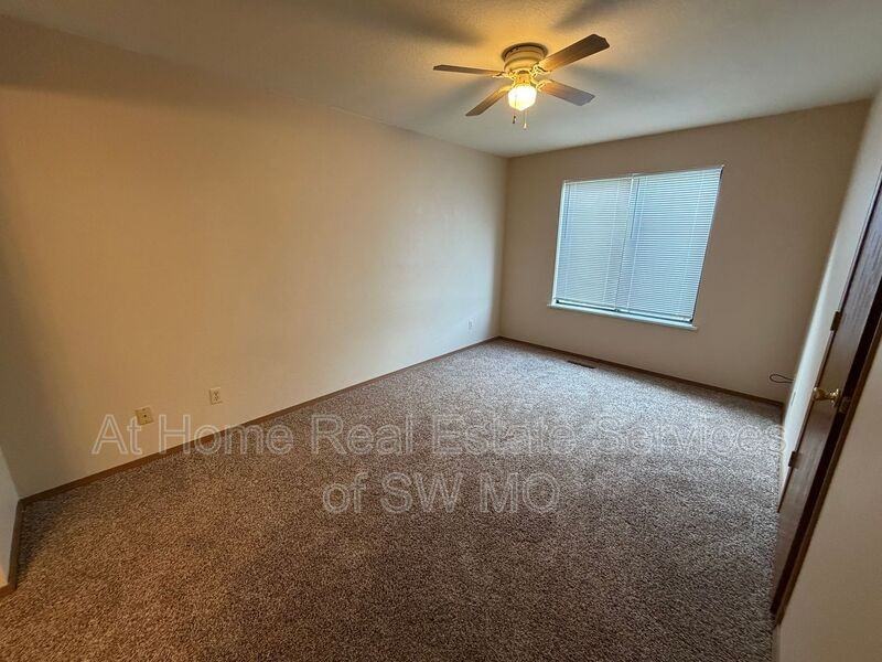 739 E Bain St - Photo 3 of 9