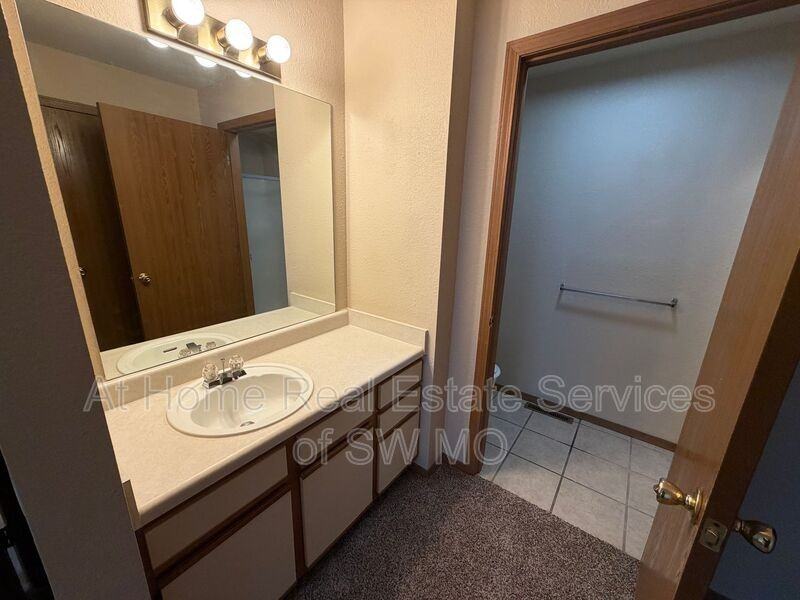 739 E Bain St - Photo 4 of 9