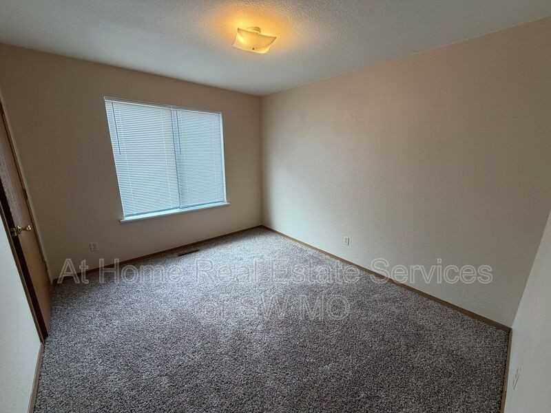 739 E Bain St - Photo 5 of 9