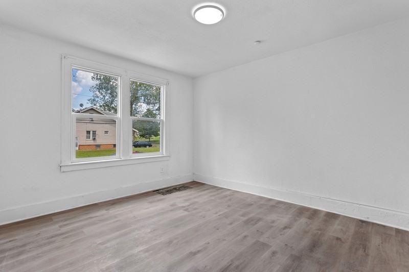 7405 Garden St - Photo 4 of 9