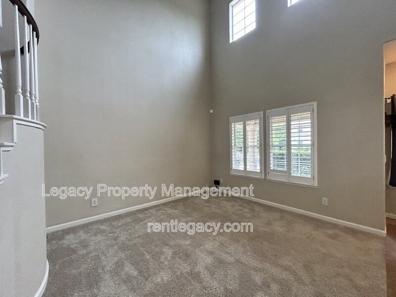 523 Cascade Dr - Photo 3 of 30