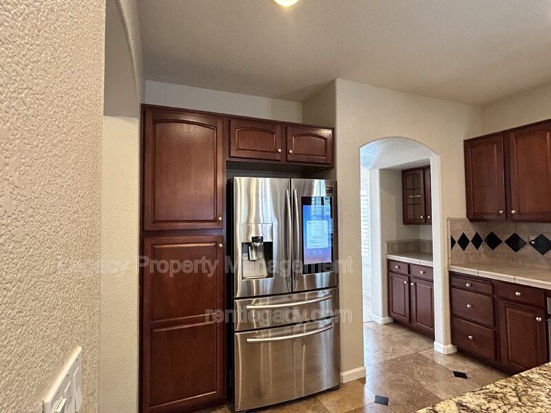 523 Cascade Dr - Photo 5 of 30