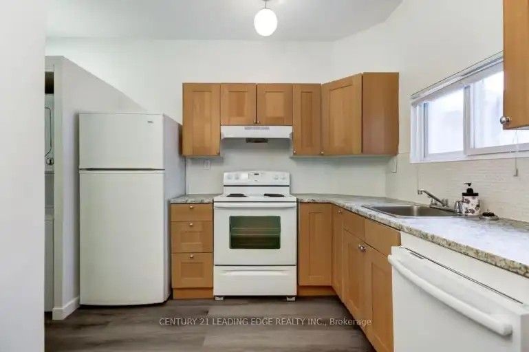 104 Leslie St - Photo 4 of 13
