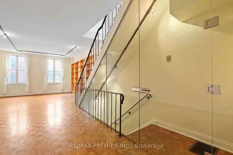 394A King St E - Photo 2 of 12