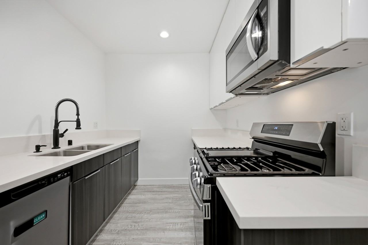 2561 W Avenue 30 #5 - Photo 3 of 27