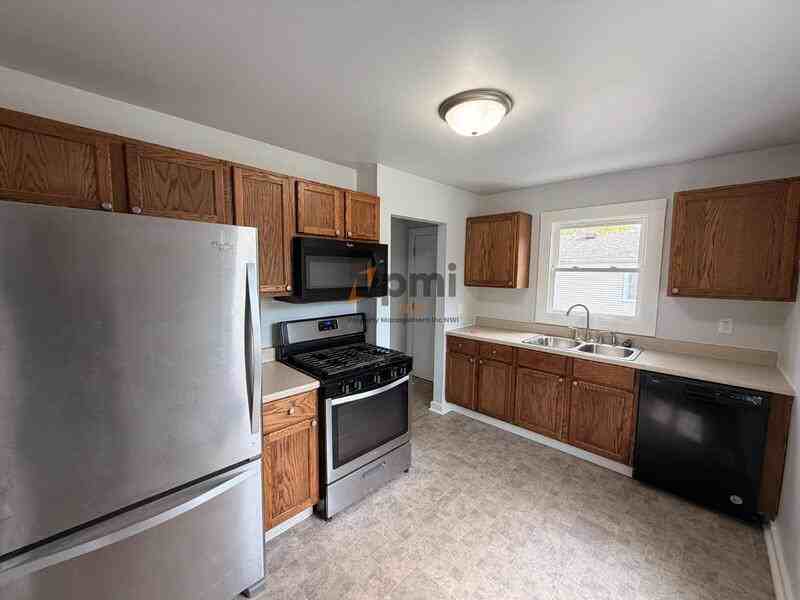 1416 E 5th St - Photo 4 of 15