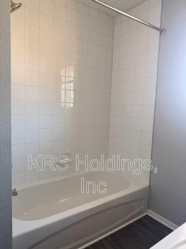 915 41st St - Photo 3 of 5