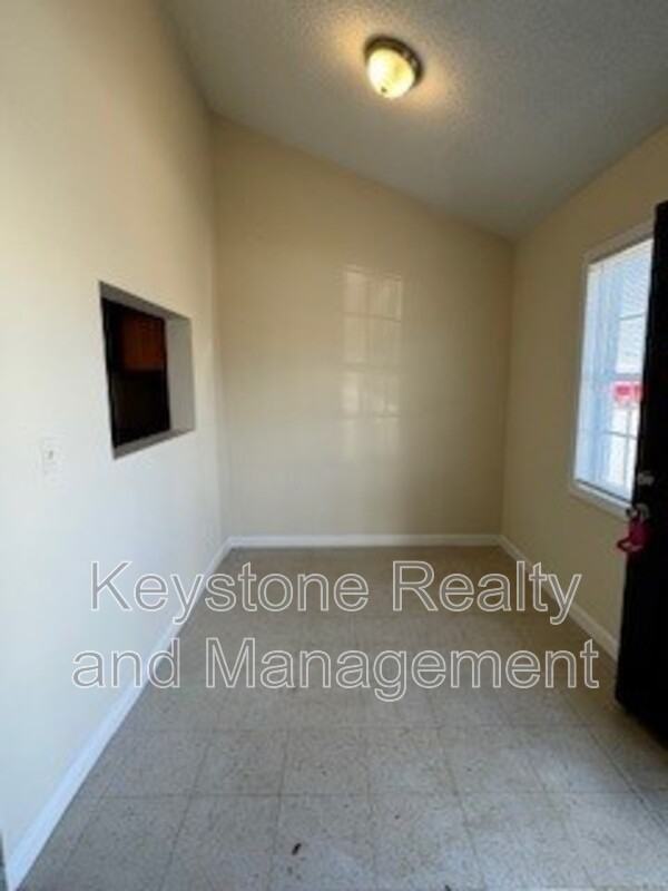 915 Gabby Ln - Photo 3 of 7