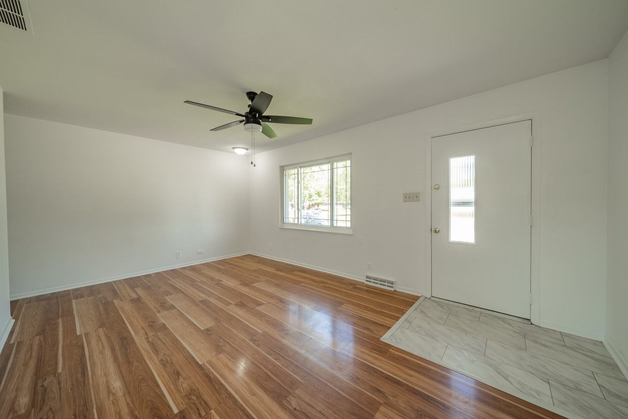 7879 Hollybrook Lane - Photo 3 of 25