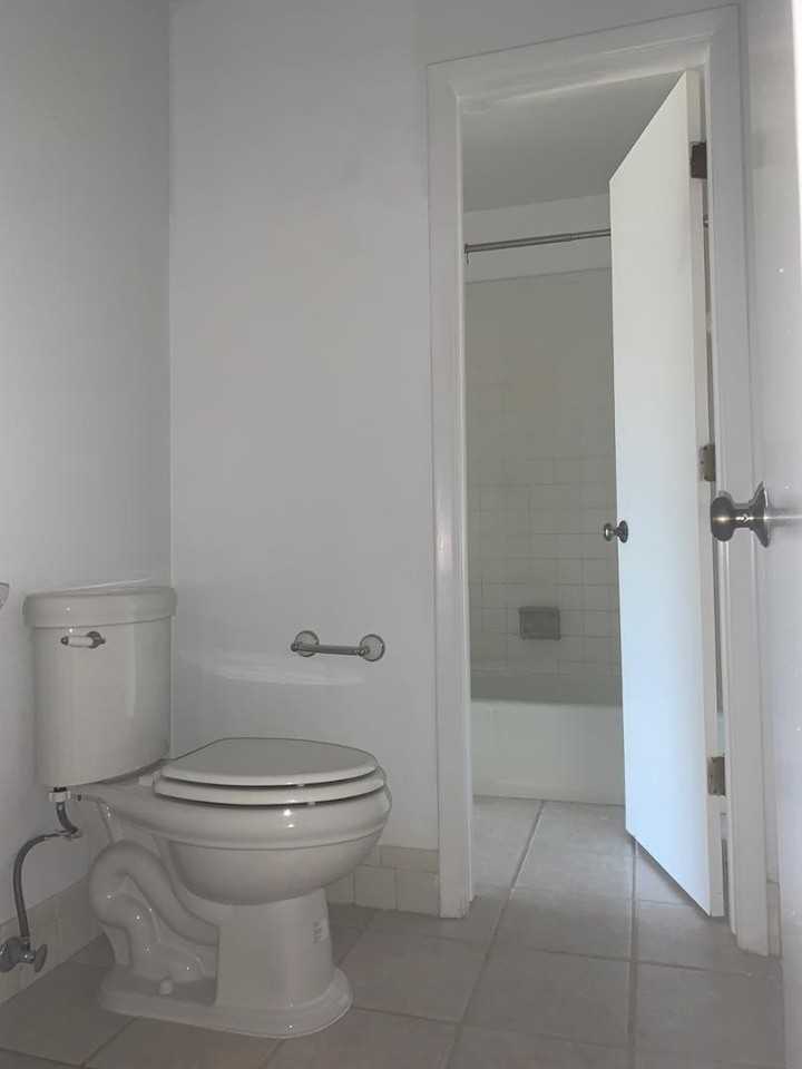 915 Country Club Dr Se #E - Photo 2 of 3