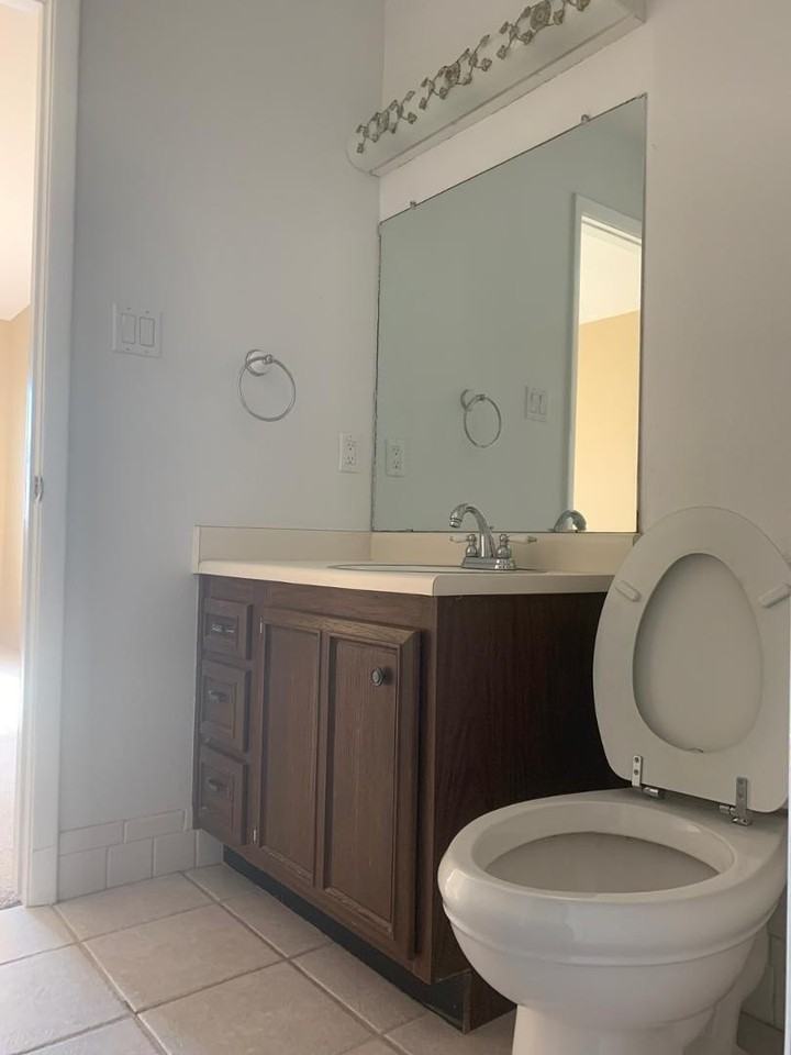 915 Country Club Dr Se #E - Photo 3 of 3