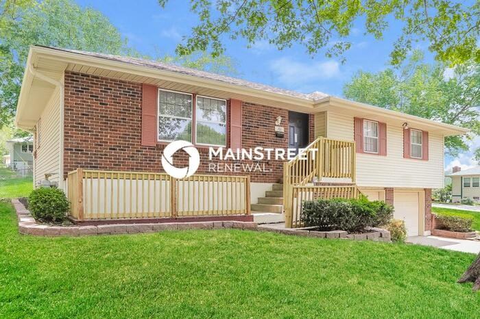 701 N Redwood Dr - Photo 2 of 17