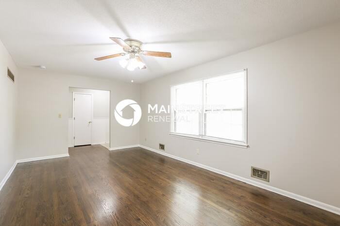 701 N Redwood Dr - Photo 3 of 17