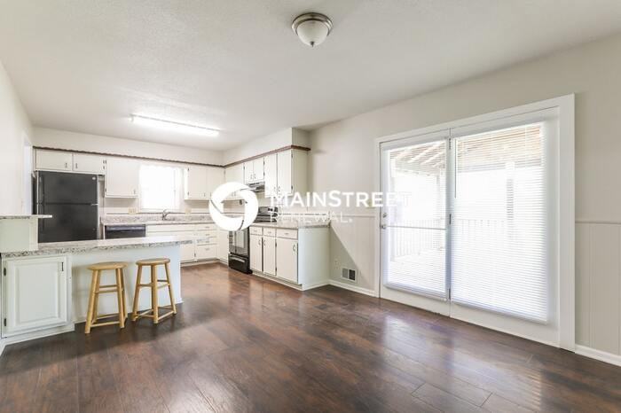701 N Redwood Dr - Photo 5 of 17