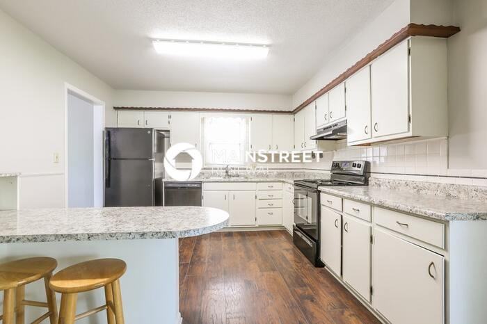 701 N Redwood Dr - Photo 6 of 17