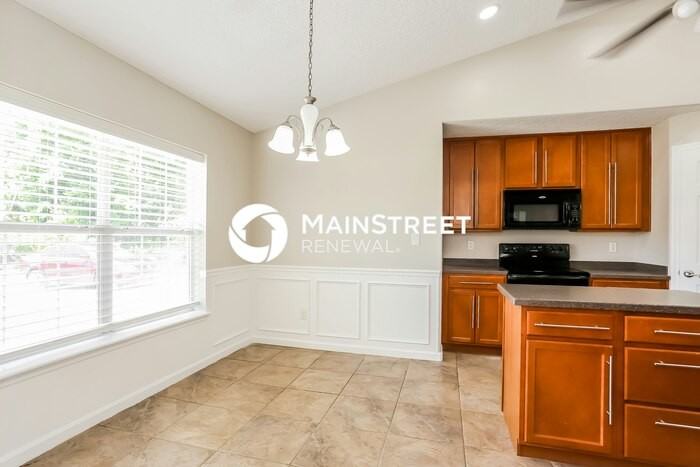 12133 Versailles St - Photo 5 of 16