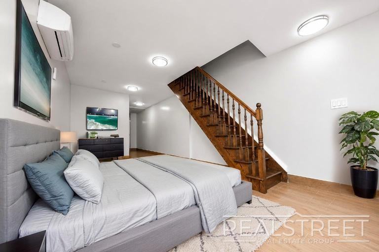 890 Jefferson Ave #1L - Photo 7 of 10