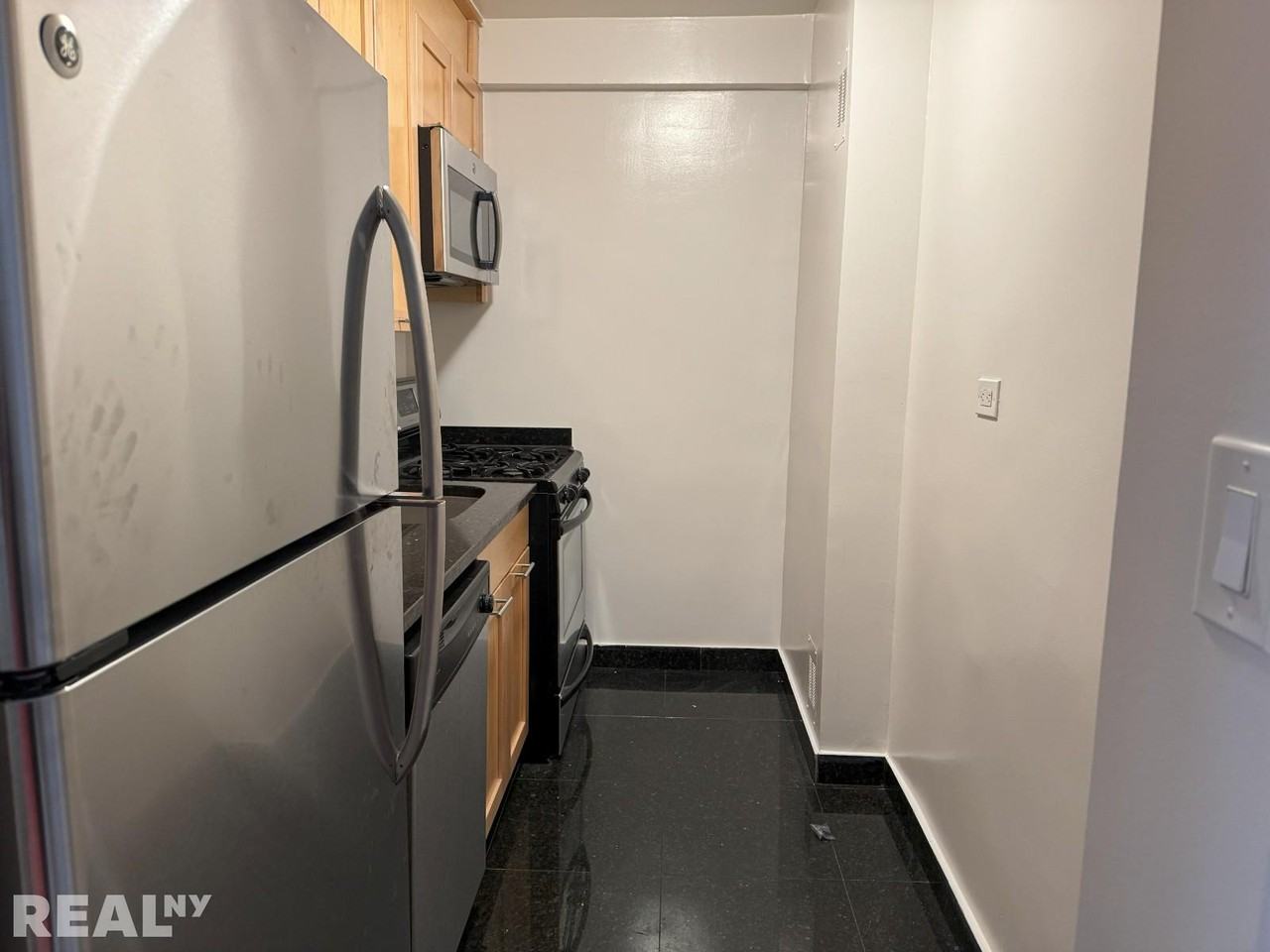 4th Ave #3L - Photo 2 of 6