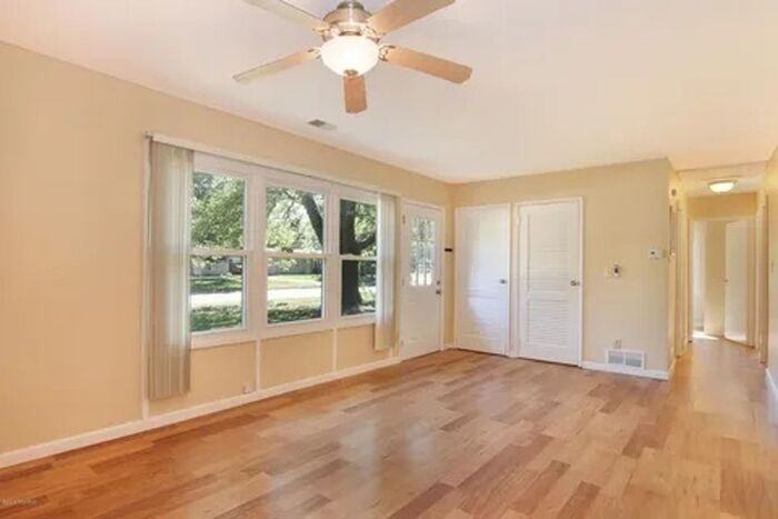 2725 Sonora St - Photo 4 of 25
