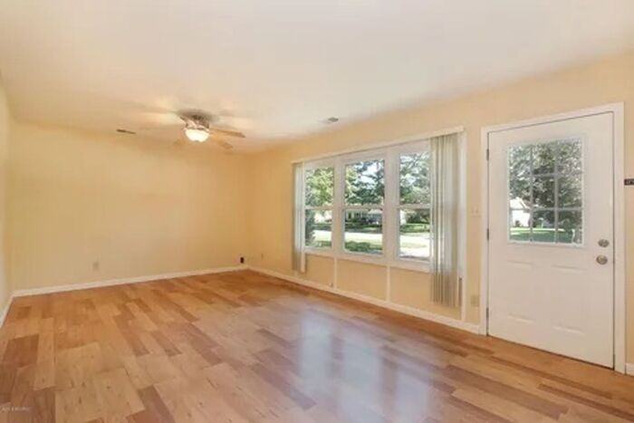 2725 Sonora St - Photo 5 of 25