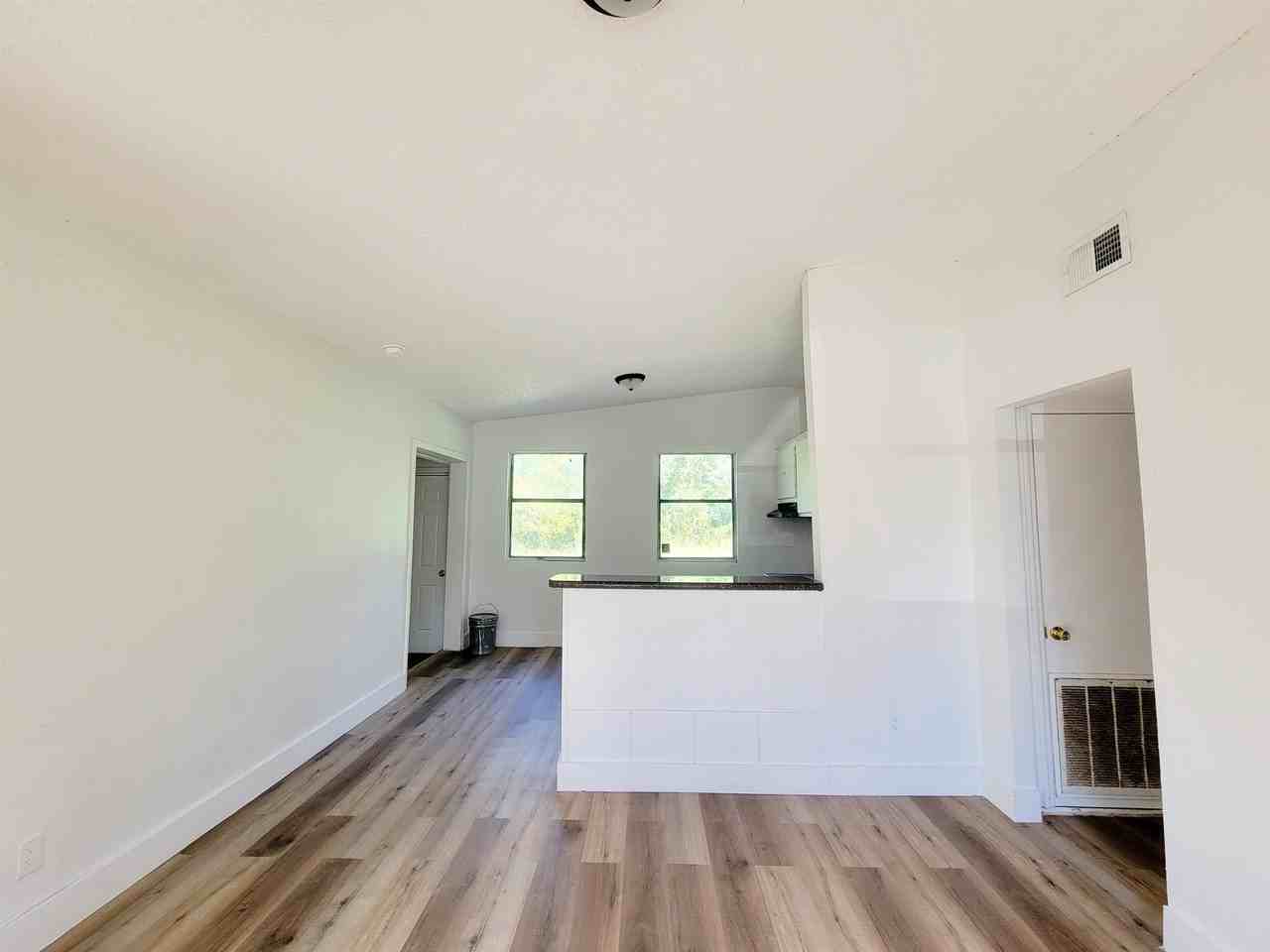 906 N Veterans Dr - Photo 2 of 19