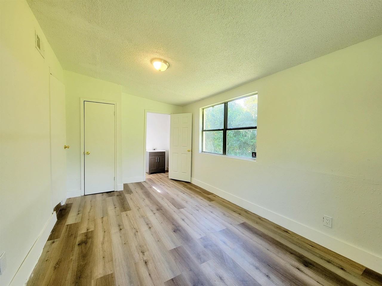 906 N Veterans Dr - Photo 3 of 19