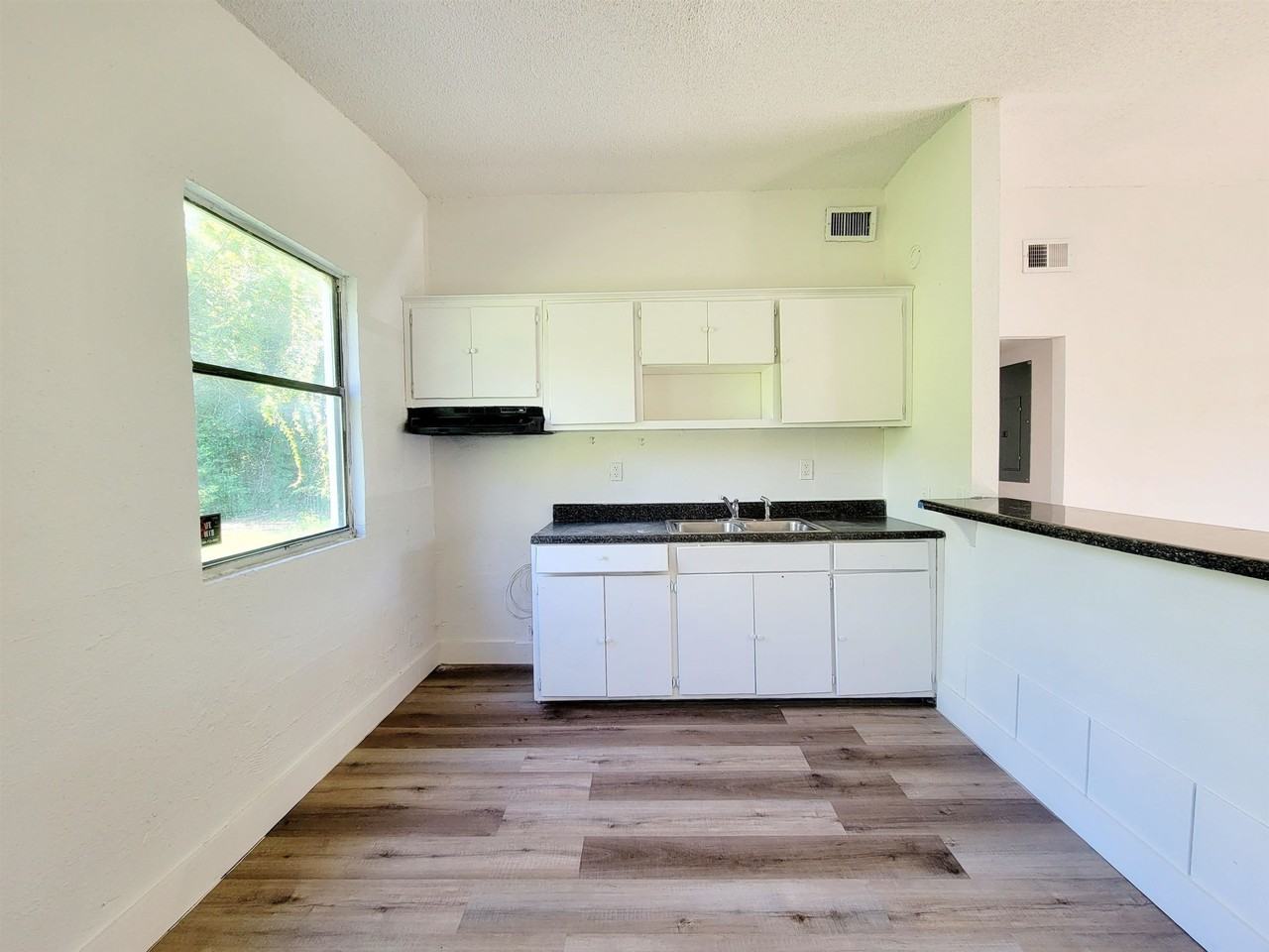 906 N Veterans Dr - Photo 6 of 19