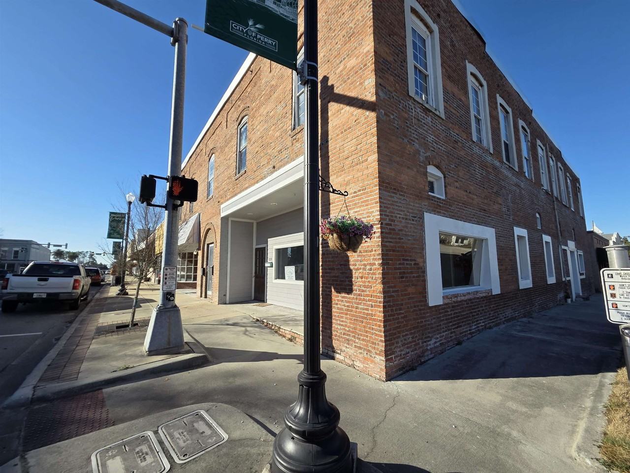 131 N Jefferson St - Photo 2 of 24
