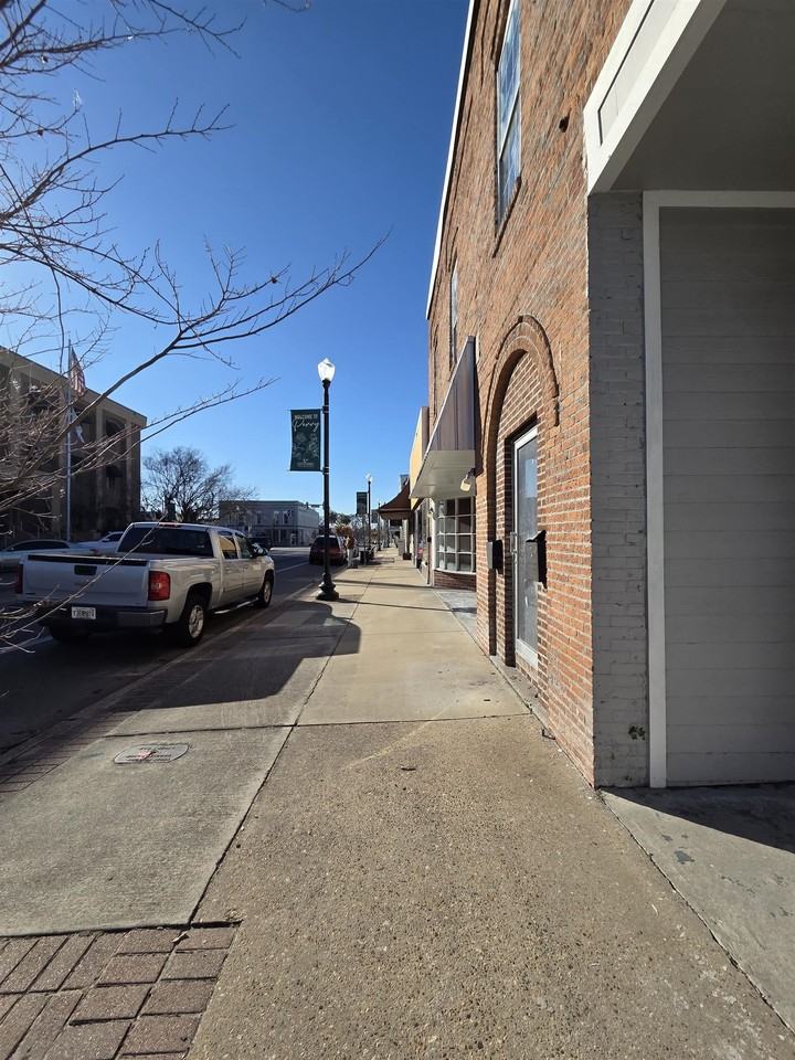 131 N Jefferson St - Photo 4 of 24