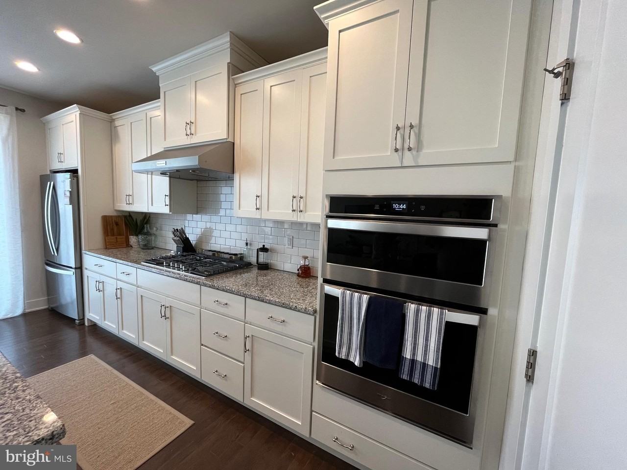 405 Redbud Ln - Photo 3 of 16