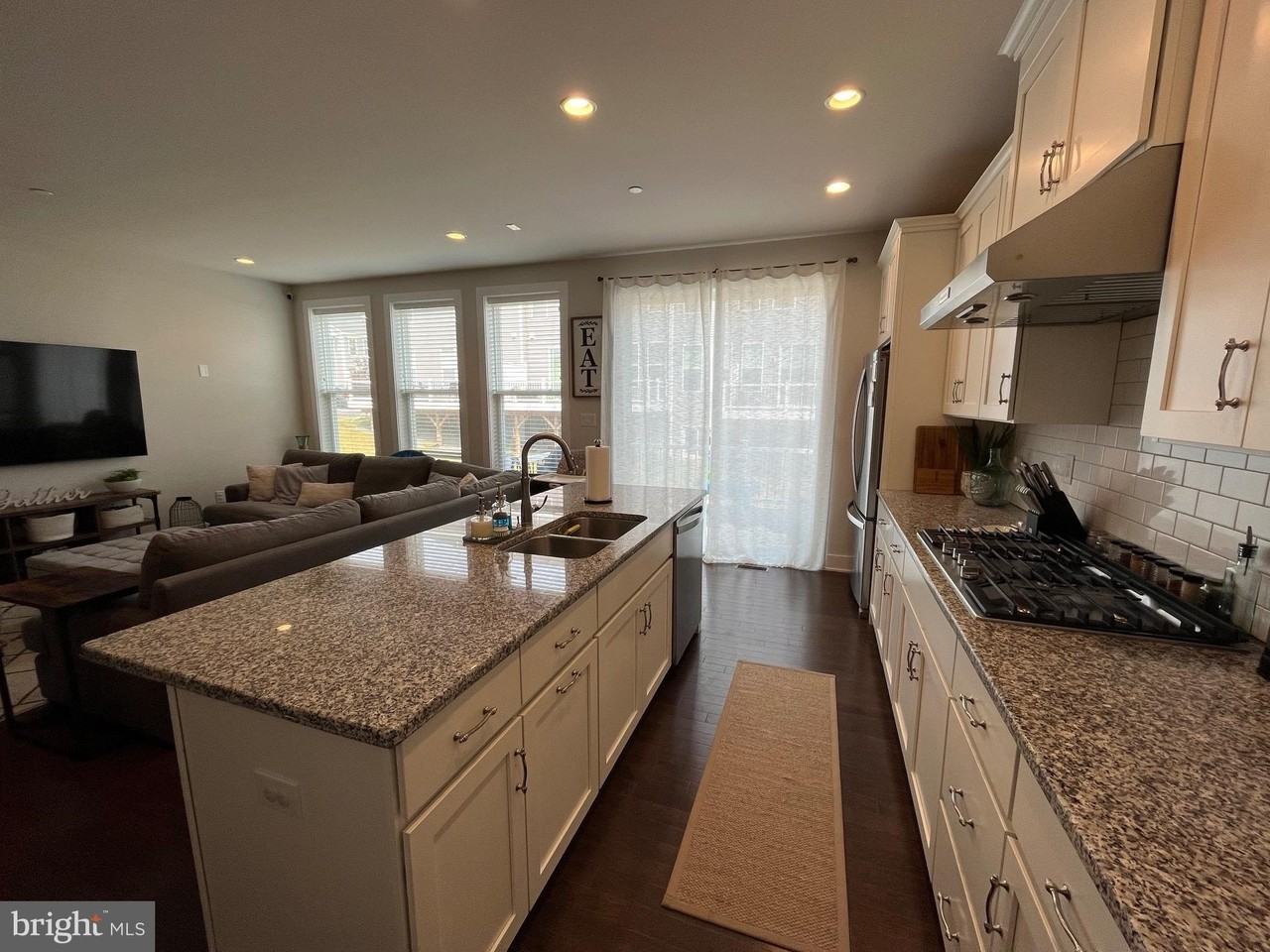 405 Redbud Ln - Photo 4 of 16