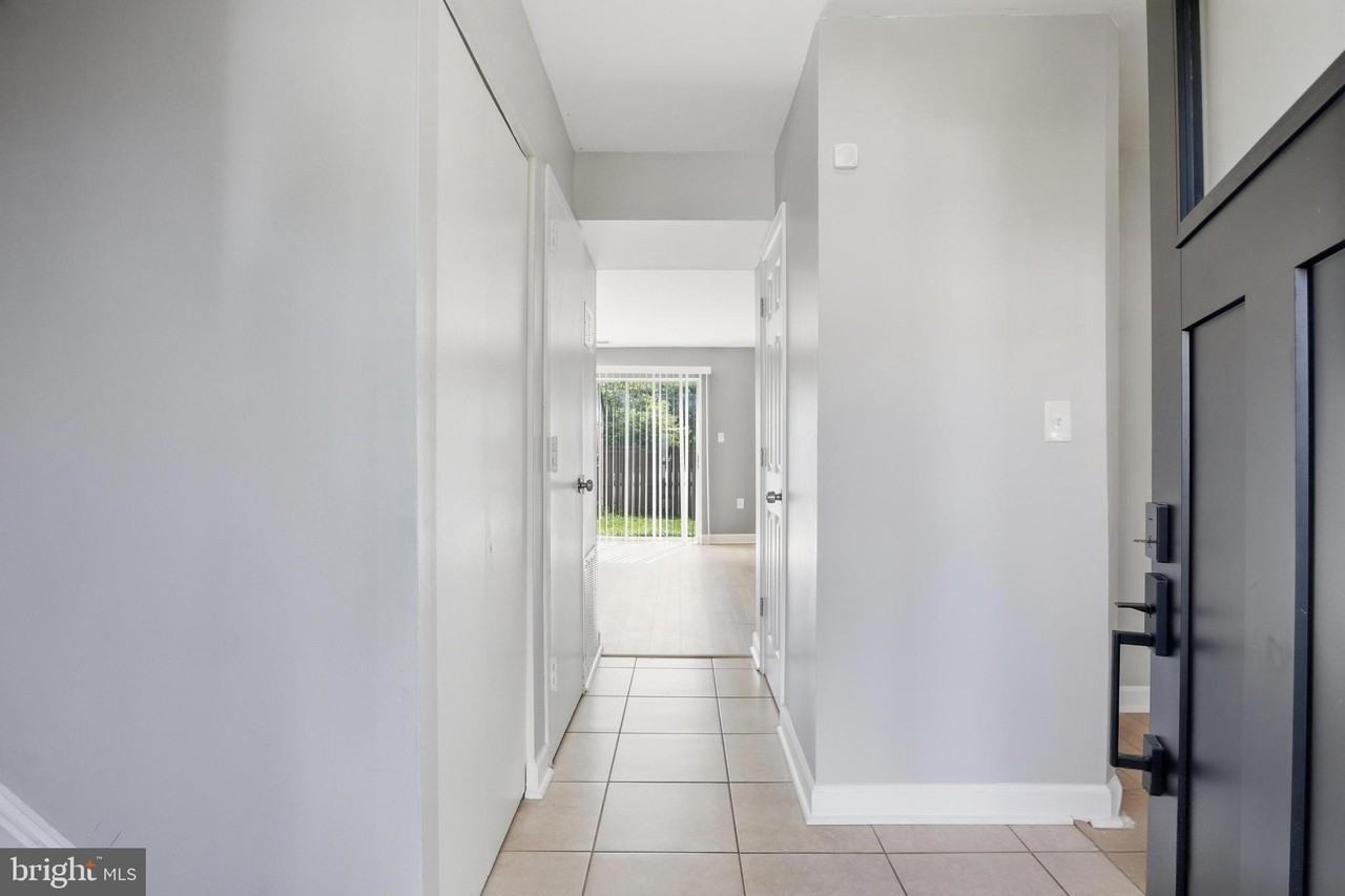 264 Stevenson Sq - Photo 3 of 28