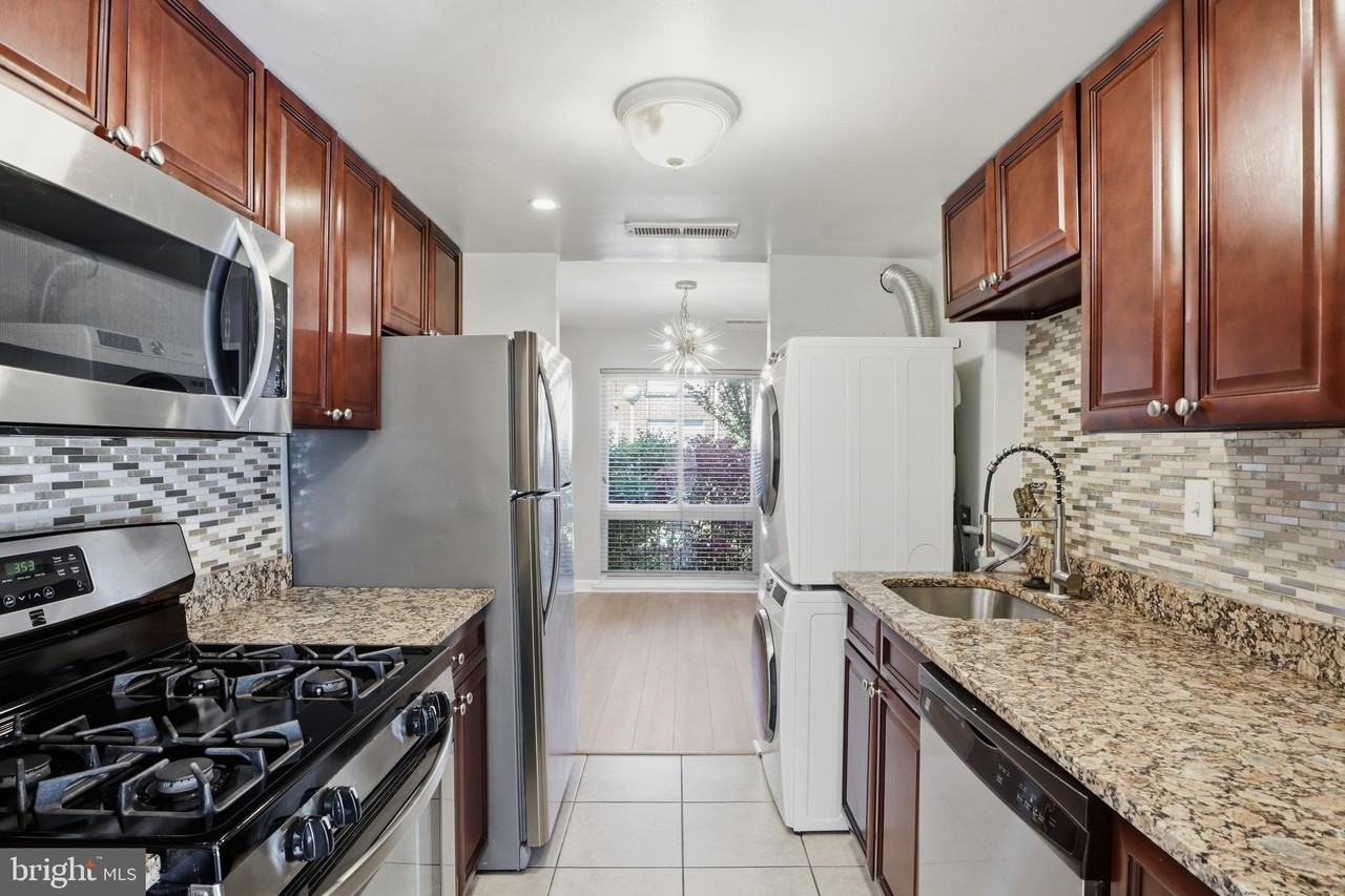 264 Stevenson Sq - Photo 6 of 28