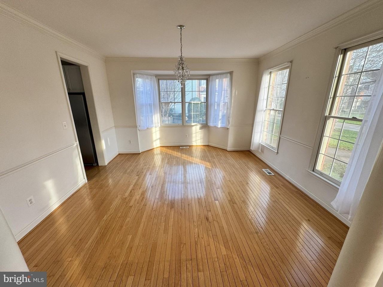 5901 Ewing Pl - Photo 4 of 50