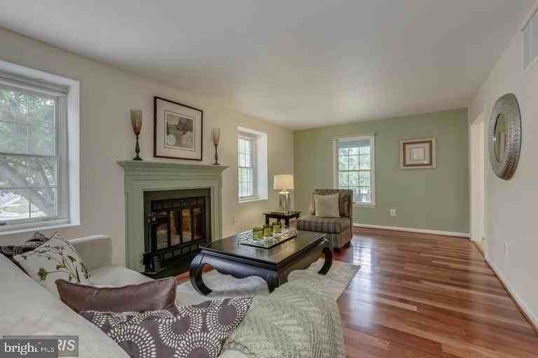 5820 Silchester St - Photo 6 of 47