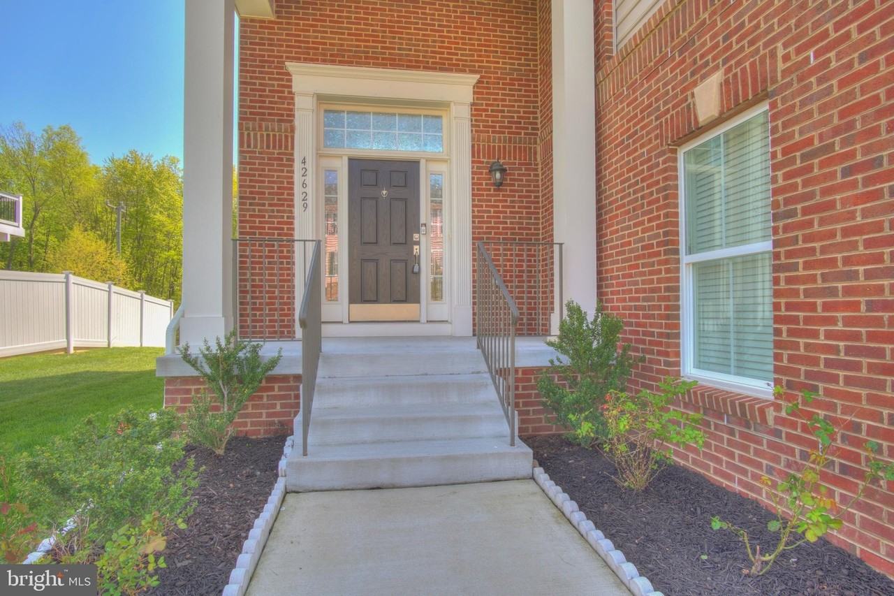 42629 Oak Park Sq - Photo 4 of 50