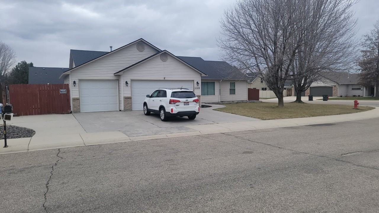 2589 W Whitelaw Dr #1 - Photo 2 of 26