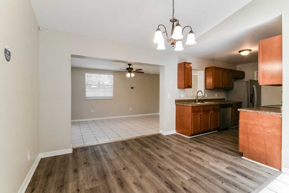 724 Iowa Woods Cir E - Photo 5 of 16