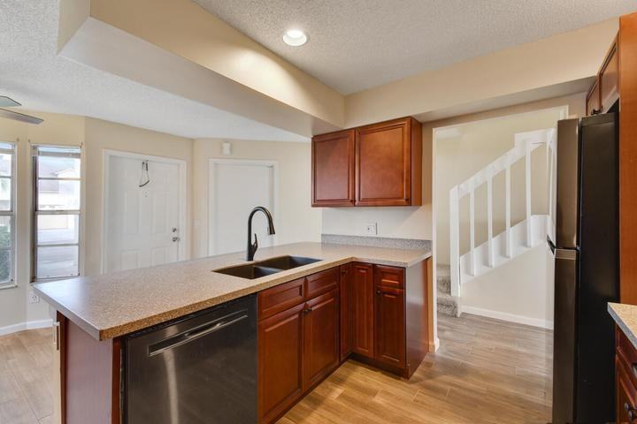 1475 Lake Mango Way - Photo 4 of 8