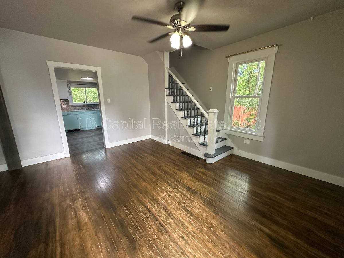 210 S Lange Ave - Photo 2 of 10