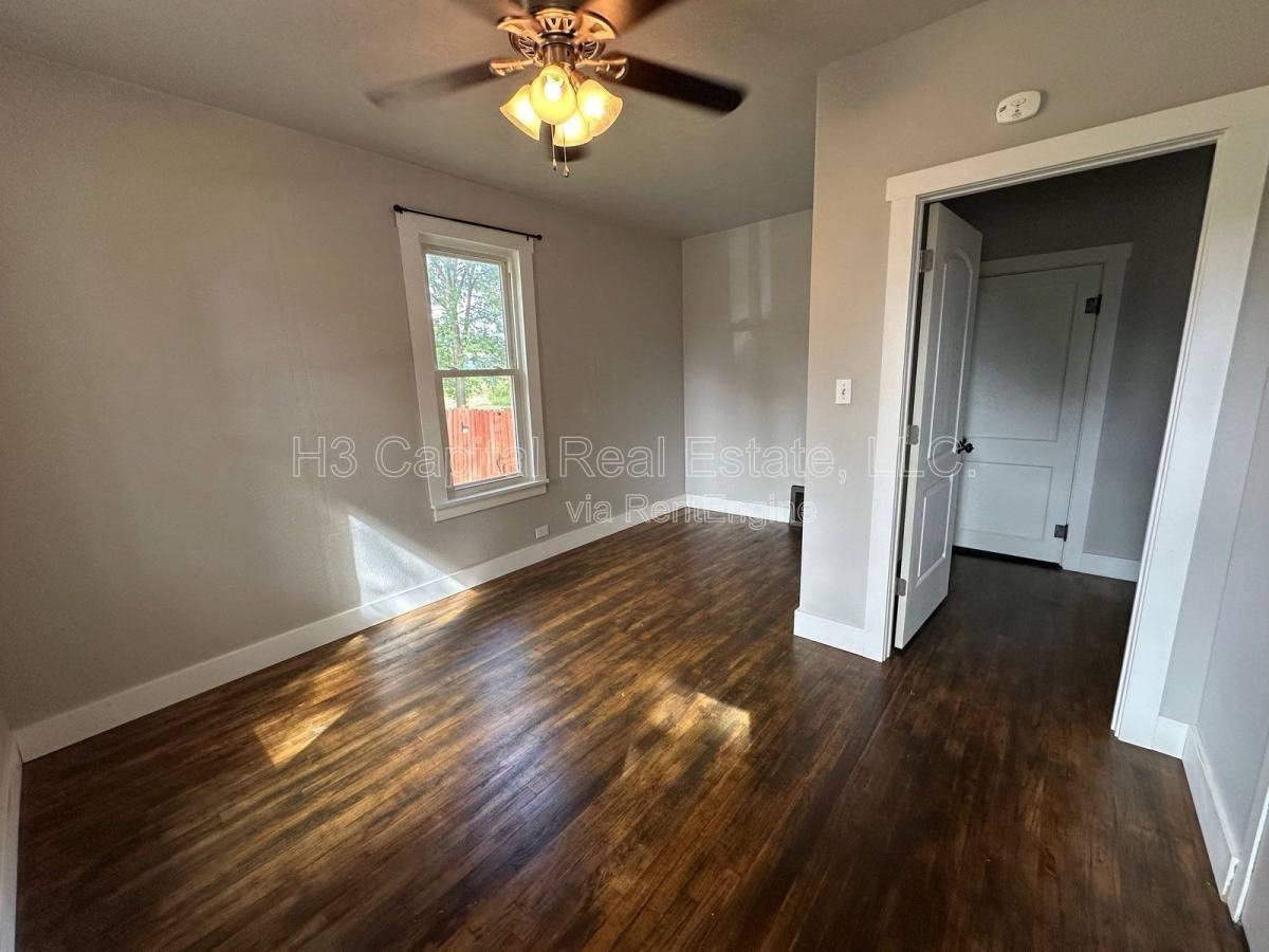 210 S Lange Ave - Photo 3 of 10