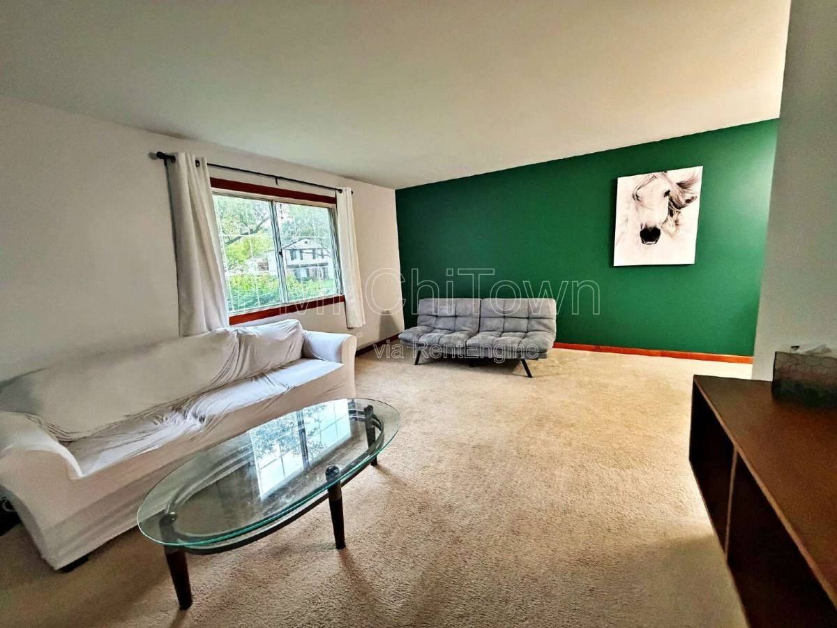 800 W Beechtree Ln - Photo 2 of 10