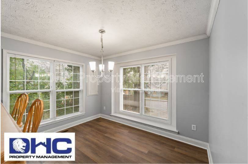 1352 Elizabeth Ln - Photo 2 of 10
