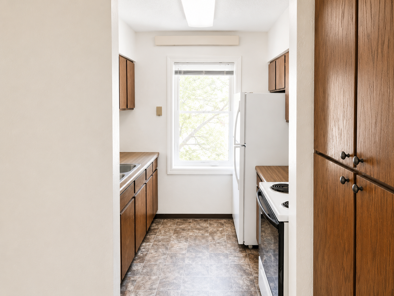 Morning Sun Apartments - Photo 3 of 11