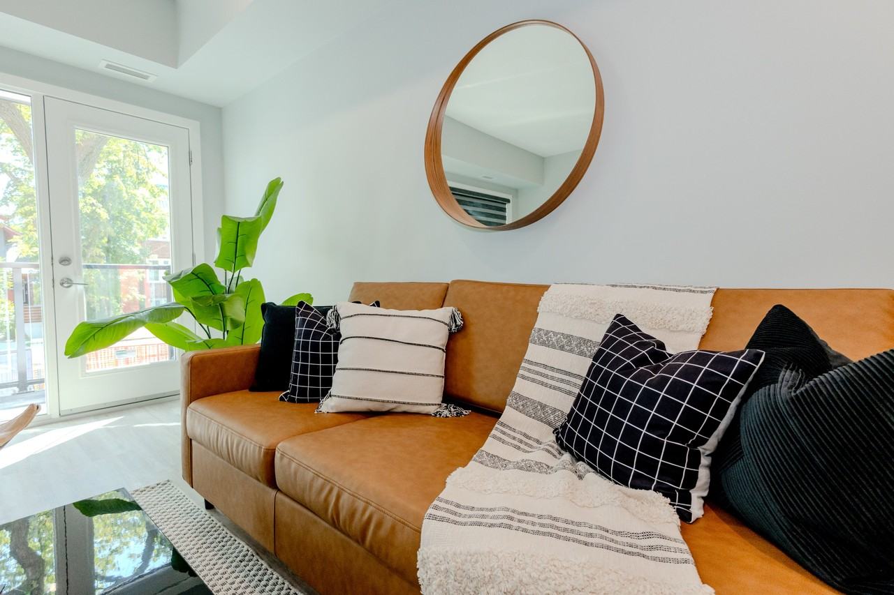881 Grosvenor Avenue Apartments - Photo 2 of 34